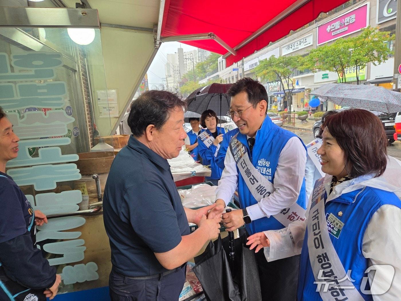 본문 이미지 - 김태선 민주 의원&#40;울산 동구&#41;이 추석 연휴 기간 지역 전통시장을 찾아 시민들과 인사하고 있다.&#40;민주당 울산시당 제공. 재판매 및 DB금지&#41;/뉴스1