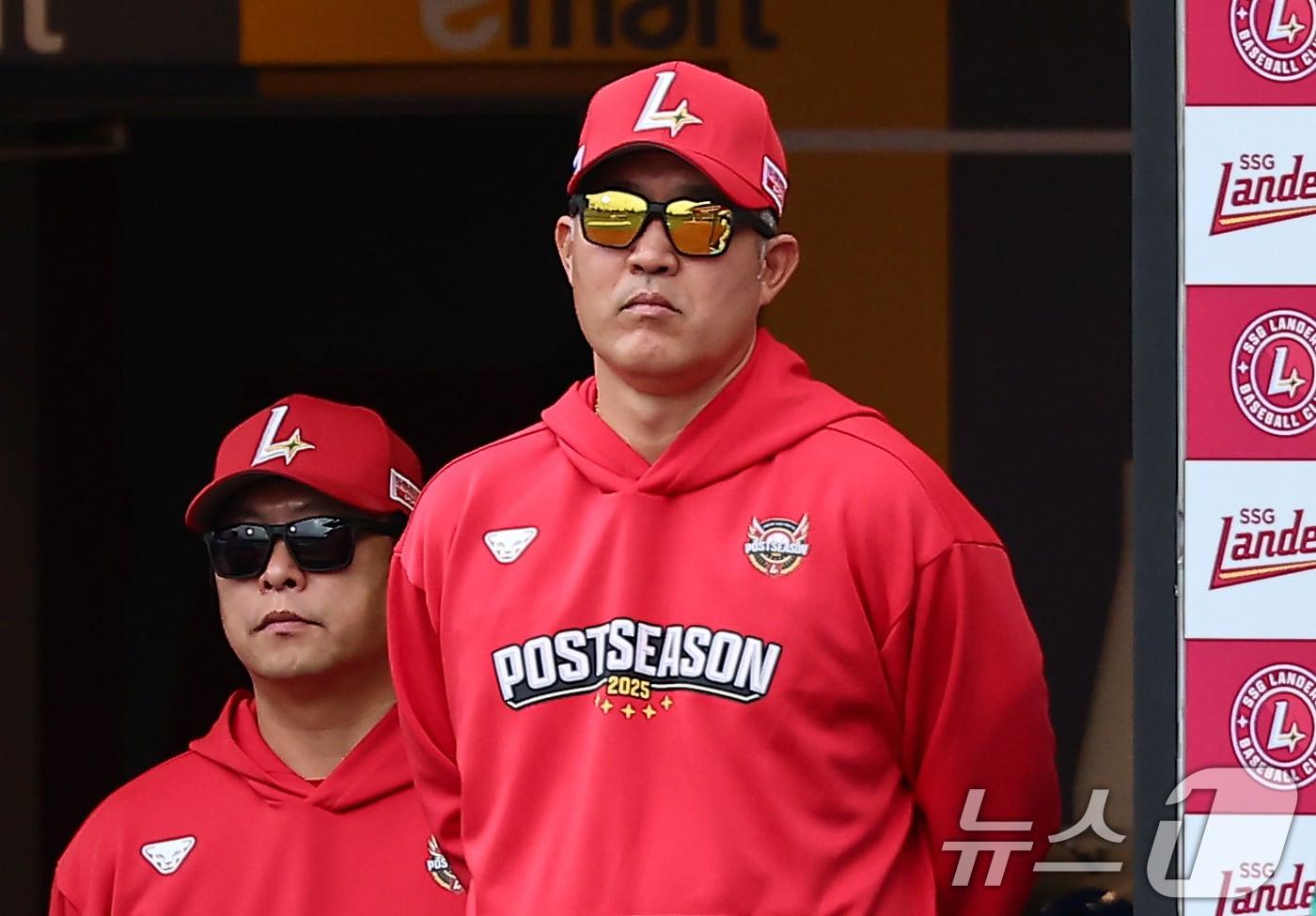 9일 오후 인천 SSG 랜더스필드에서 열린 프로야구 2025 신한 SOL뱅크 KBO 준플레이오프 1차전 삼성 라이온즈와 SSG 랜더스의 경기, SSG 이숭용 감독이 경기를 지켜보고 있다. 2025.10.9/뉴스1 ⓒ News1 김도우 기자