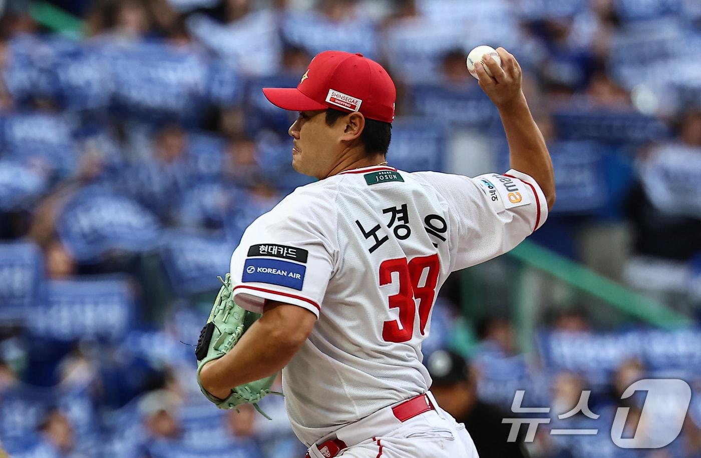 9일 오후 인천 SSG 랜더스필드에서 열린 프로야구 2025 신한 SOL뱅크 KBO 준플레이오프 1차전 삼성 라이온즈와 SSG 랜더스의 경기, 8회초 SSG 노경은이 등판해 역투하고 있다. 2025.10.9/뉴스1 ⓒ News1 김도우 기자