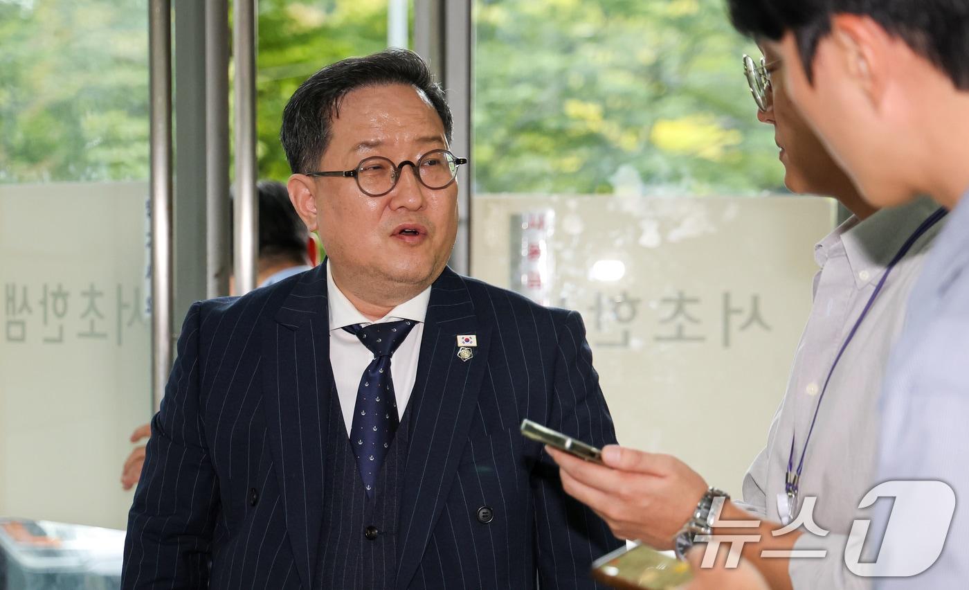 김경호 변호사가 9일 오후 서울 서초구 순직해병특검&#40;특별검사 이명현&#41; 사무실로 경북경찰청의 임성근 전 해병대 1사단장 불송치 결정과 관련한 참고인 조사를 받기 전 취재진 질문에 답하고 있다. 2025.10.9/뉴스1 ⓒ News1 이호윤 기자