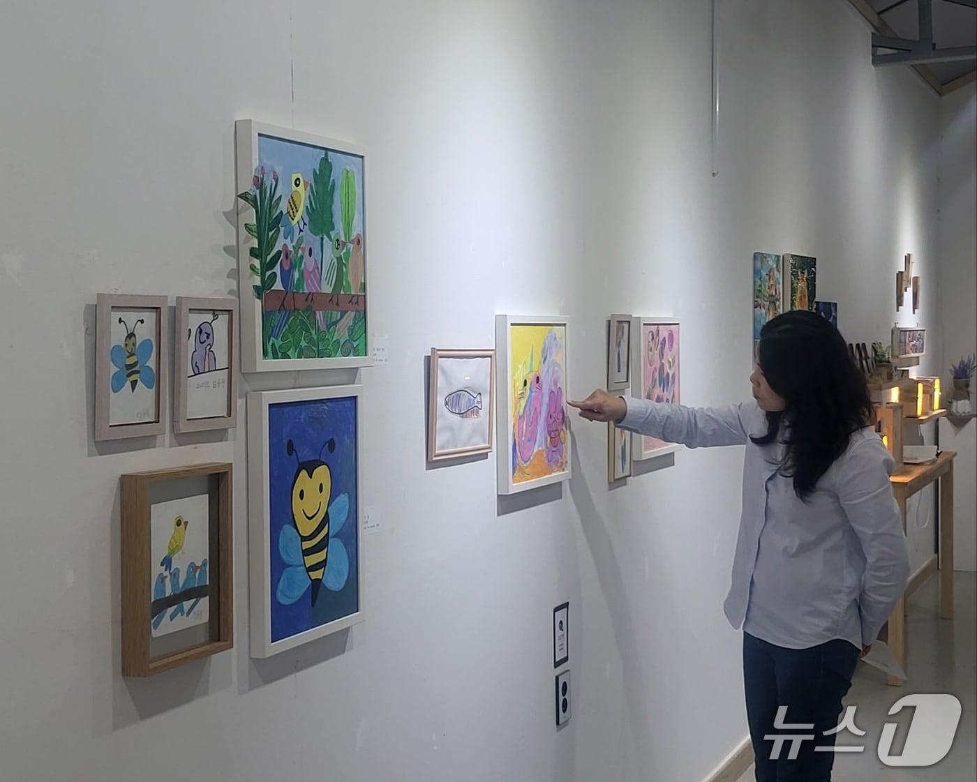 본문 이미지 - 강원 평창지역 사회적협동조합인 평창군발달장애인주간활동센터 '이루다'의 발달장애인 미술전시회 '권순범 작가와 그리고 함께 봄'이 지난 1일부터 오는 30일까지 평창군 봉평면 외식사업체 '다키닥팜' 평온AI박물관에서 열리고 있는 가운데, 지난 2일 전시회장에서 관람이 진행되는 모습. 2025.10.9/뉴스1 신관호 기자