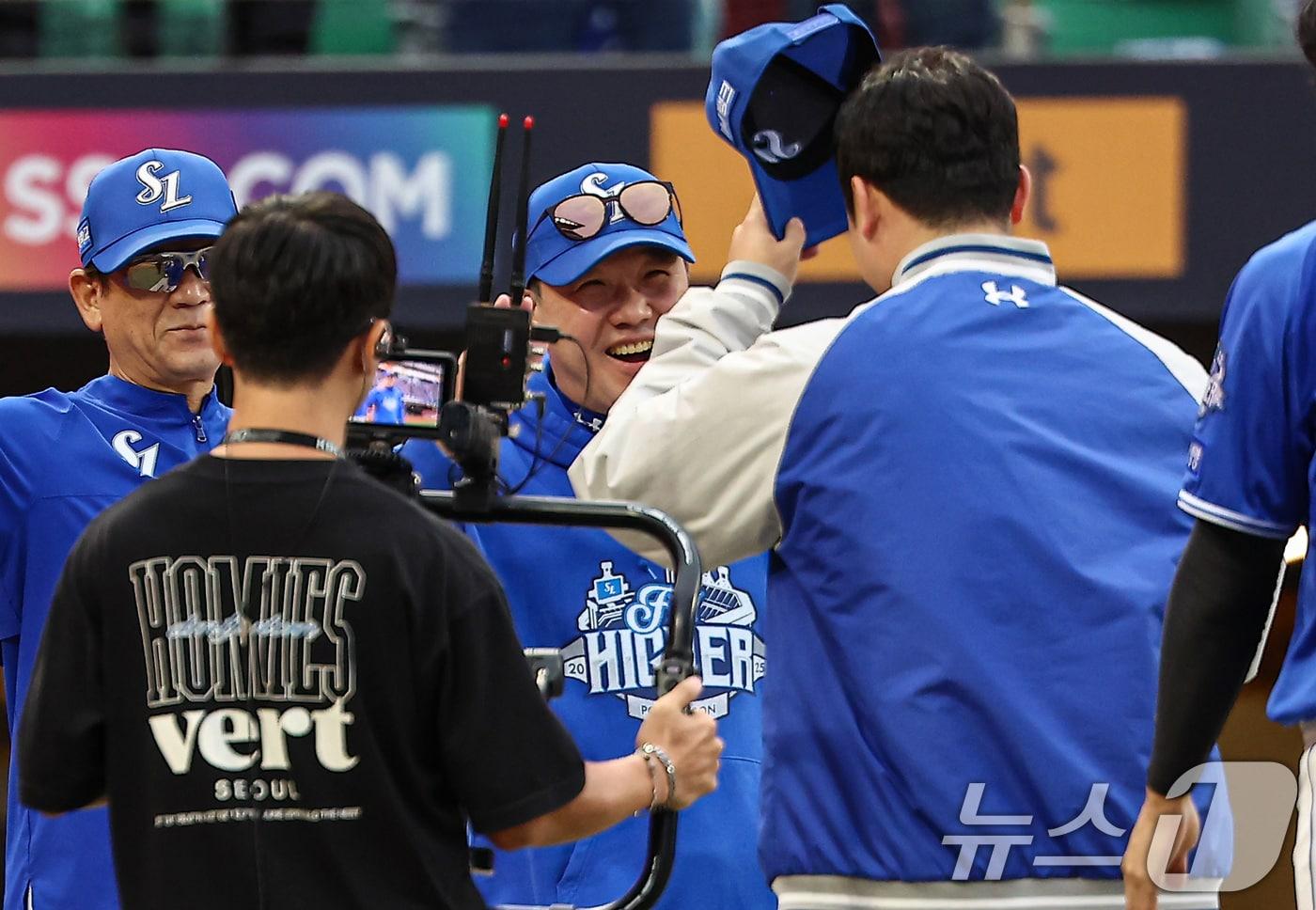 9일 오후 인천 SSG 랜더스필드에서 열린 프로야구 2025 신한 SOL뱅크 KBO 준플레이오프 1차전 삼성 라이온즈와 SSG 랜더스의 경기, 삼성 박진만 감독이 5대2 승리 후 선발투수 최원태와 기쁨을 나누고 있다. 2025.10.9/뉴스1 ⓒ News1 김도우 기자