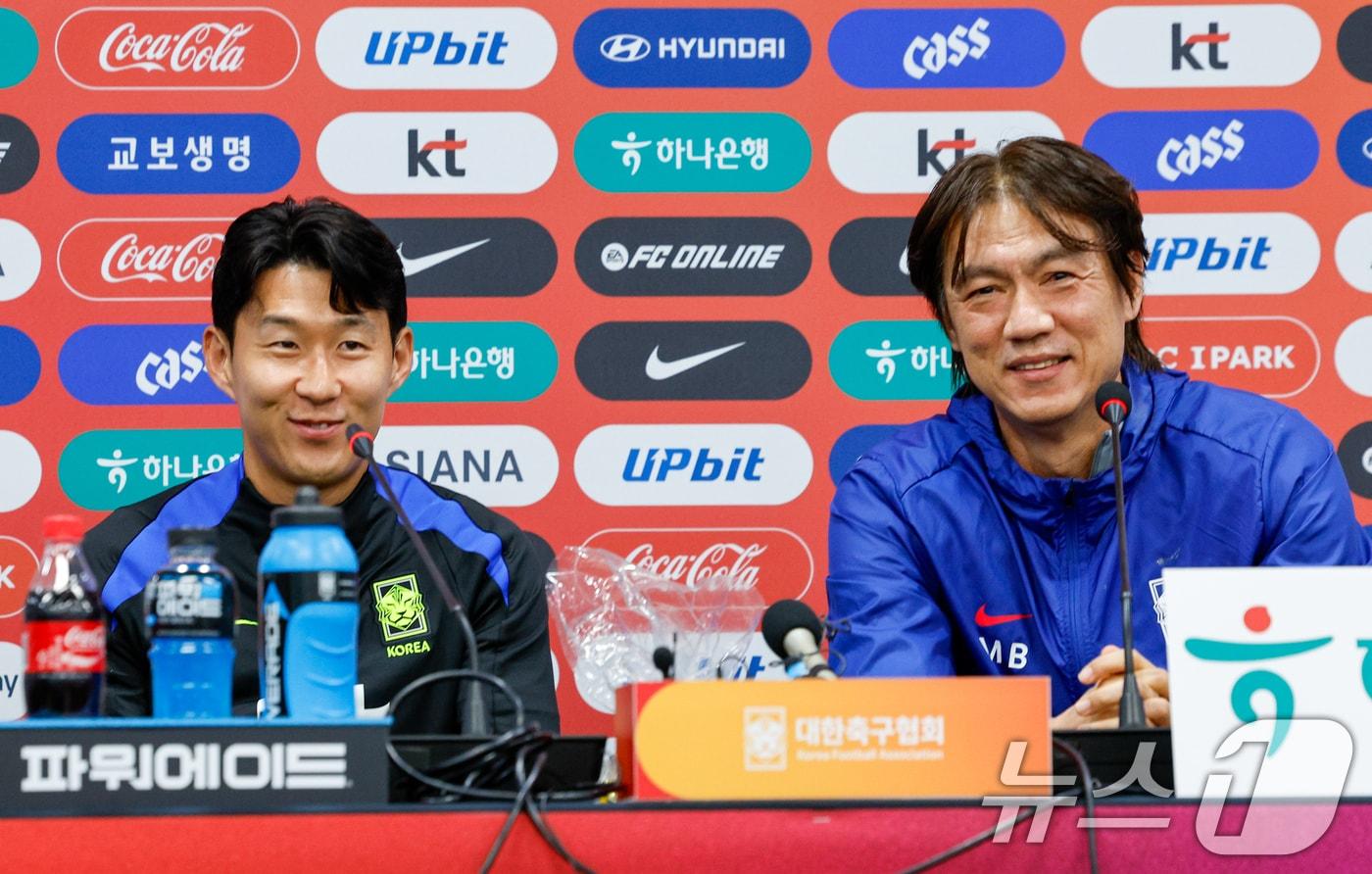 대한민국 남자 축구 국가대표팀 홍명보 감독과 손흥민2025.10.9/뉴스1 ⓒ News1 안은나 기자