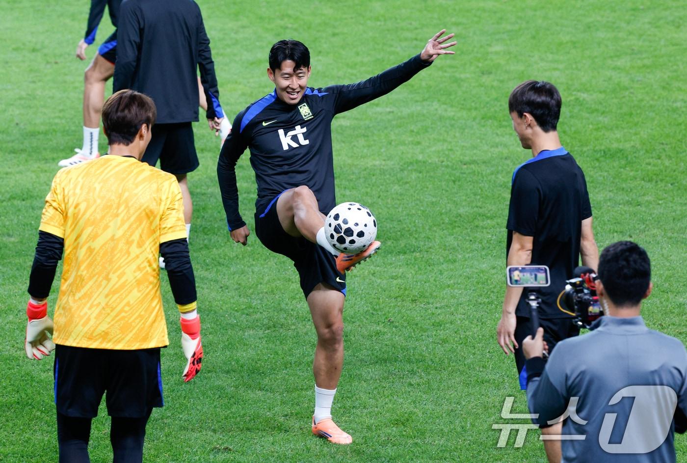 대한민국 남자 축구 국가대표팀 손흥민이 브라질과의 A매치 평가전을 하루 앞둔 9일 오후 서울 마포구 월드컵경기장에서 훈련을 하고 있다. 2025.10.9/뉴스1 ⓒ News1 안은나 기자