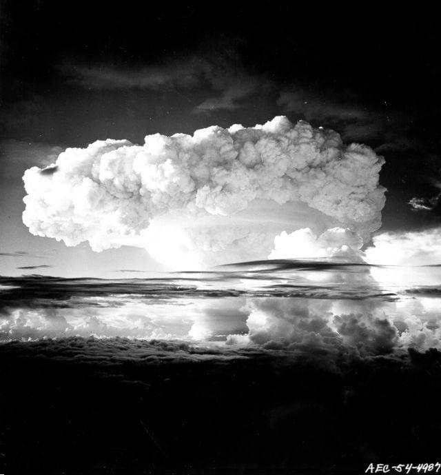 본문 이미지 - 미국의 에니웨톡섬 수소폭탄 실험. &#40;출처: US Atomic Energy Commission, Public domain, via Wikimedia Commons&#41;