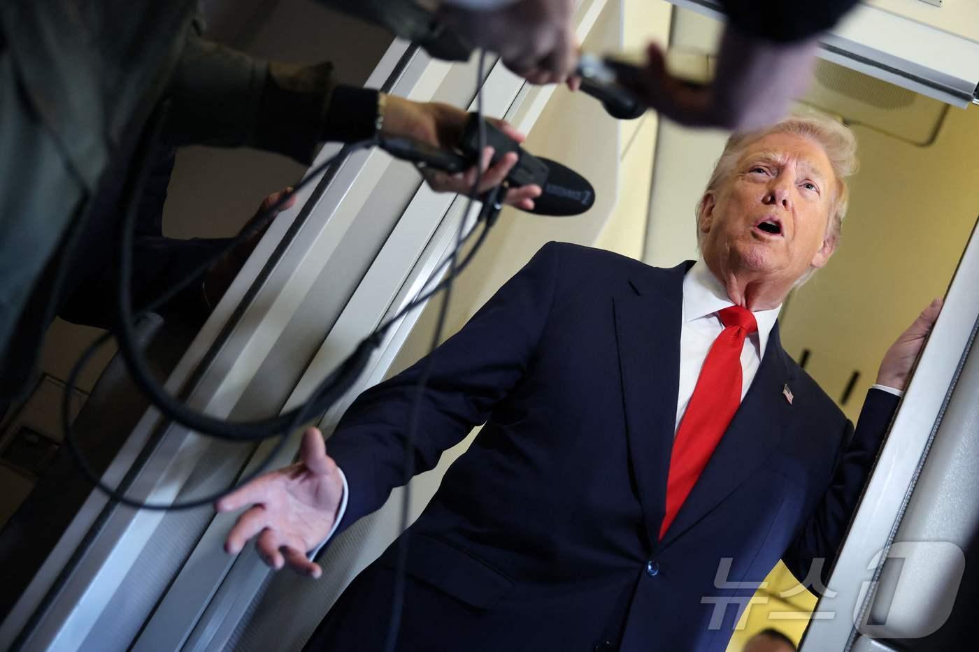 본문 이미지 - 도널드 트럼프 미국 대통령이 31일(현지시간) 플로리다주 팜비치로 향하는 에어포스원(대통령 전용기)에서 기자들과 이야기하고 있다. 2025.10.13. ⓒ AFP=뉴스1