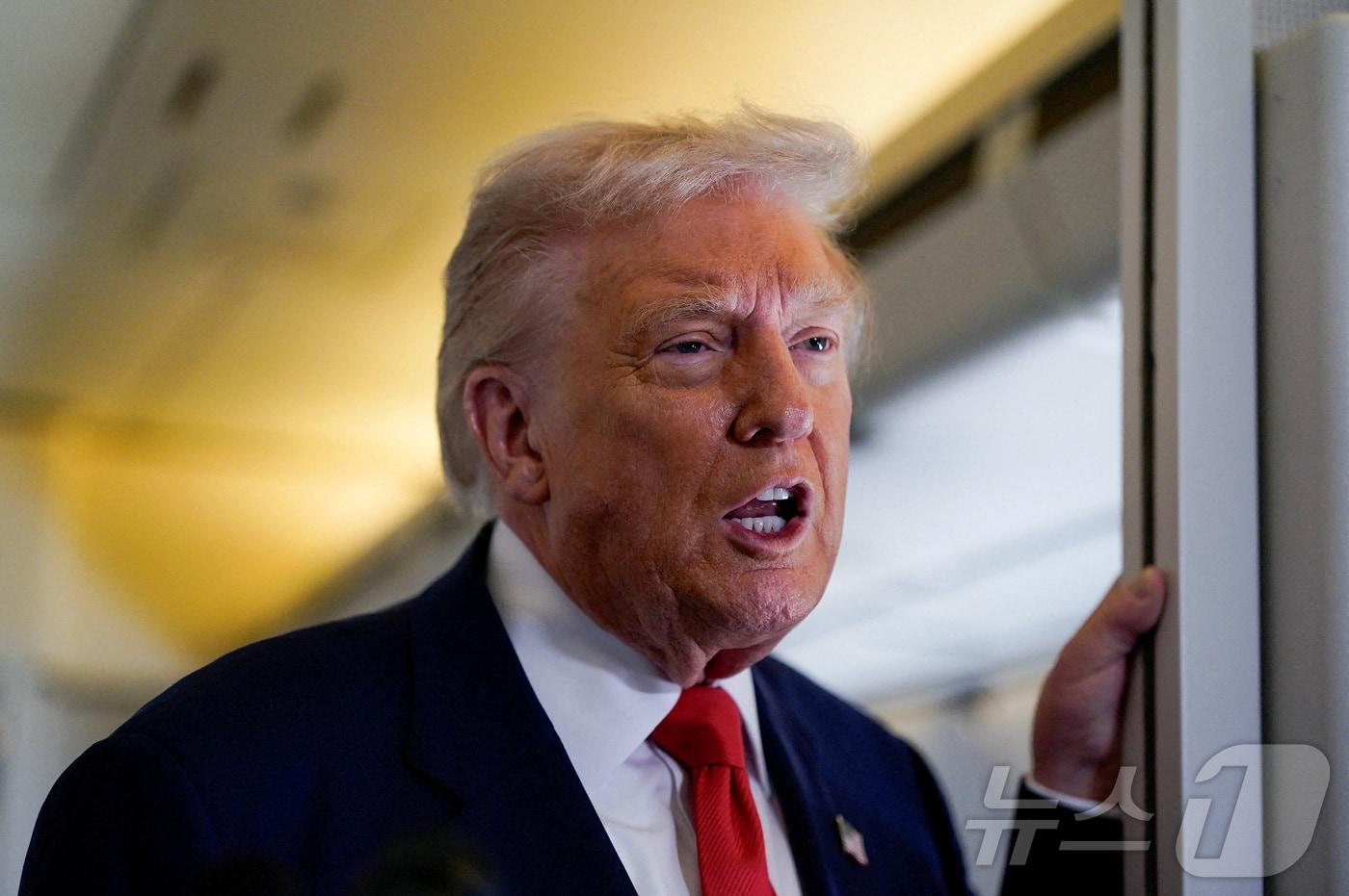 도널드 트럼프 미국 대통령이 31일&#40;현지시간&#41; 미국 메릴랜드주 앤드루스 합동기지에서 플로리다로 출발하는 에어포스원&#40;미 대통령 전용기&#41;에서 기자들의 질문에 답하고 있다. 2025.10.31. ⓒ 로이터=뉴스1 ⓒ News1 류정민 특파원