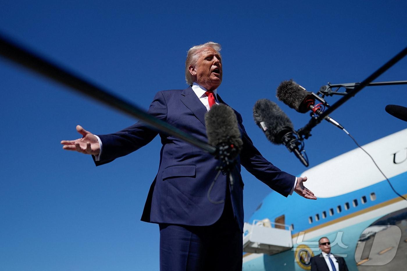 도널드 트럼프 미국 대통령이 31일&#40;현지시간&#41; 플로리다 팜비치 국제공항에 도착해 기자들의 질문에 답하고 있다. 2025.10.31. ⓒ 로이터=뉴스1 ⓒ News1 류정민 특파원