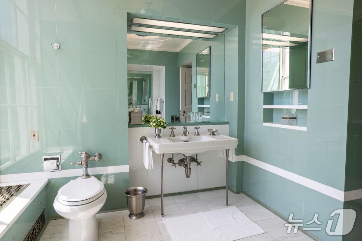 도널드 트럼프 미국 대통령이 31일(현지시간) 리모델링한 백악관 내 링컨 침실의 욕실 사진을 공개했다. 사진은 리모델링 전 모습. (출처=트루스소셜) 2025.10.31./뉴스1