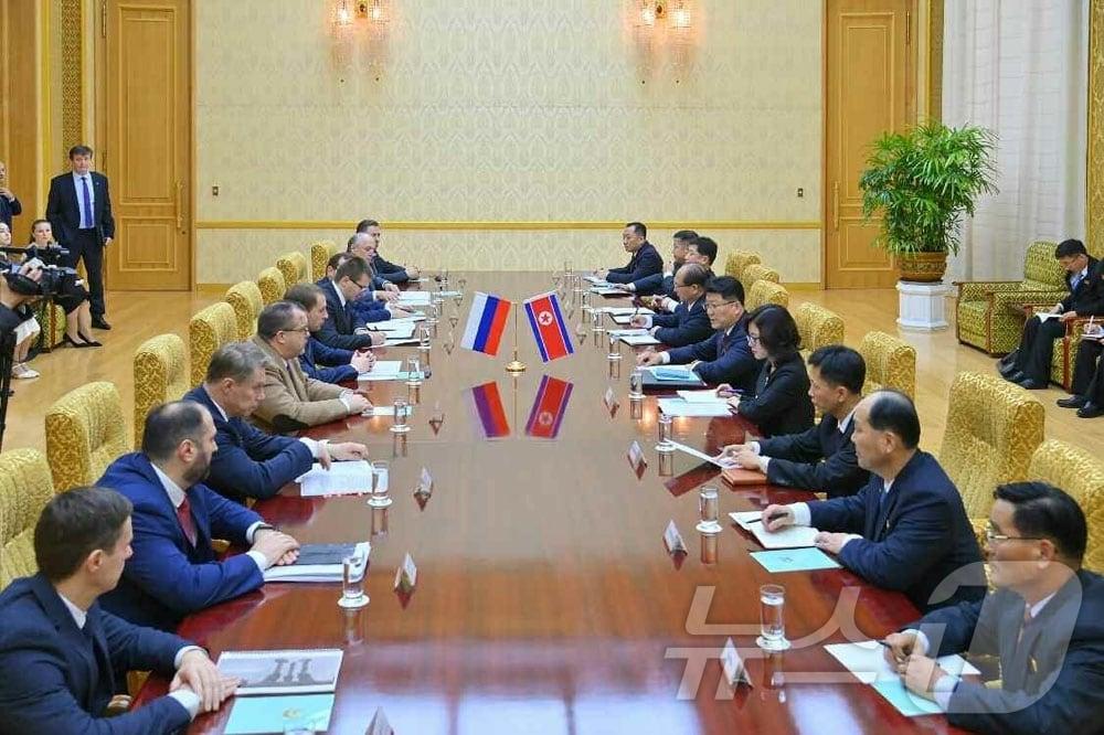 본문 이미지 - &#40;평양 노동신문=뉴스1&#41; = 북한 노동당 기관지 노동신문은 1일 전날 만수대의사당에서 &#34;조로&#40;북러&#41; 정부간 무역경제 및 과학기술협조위원회 공동위원장들 사이의 회담 의정서가 조인됐다＂고고 보도했다. [국내에서만 사용가능. 재배포 금지. DB 금지. For Use Only in the Republic of Korea. Redistribution Prohibited] rodongphoto@news1.kr