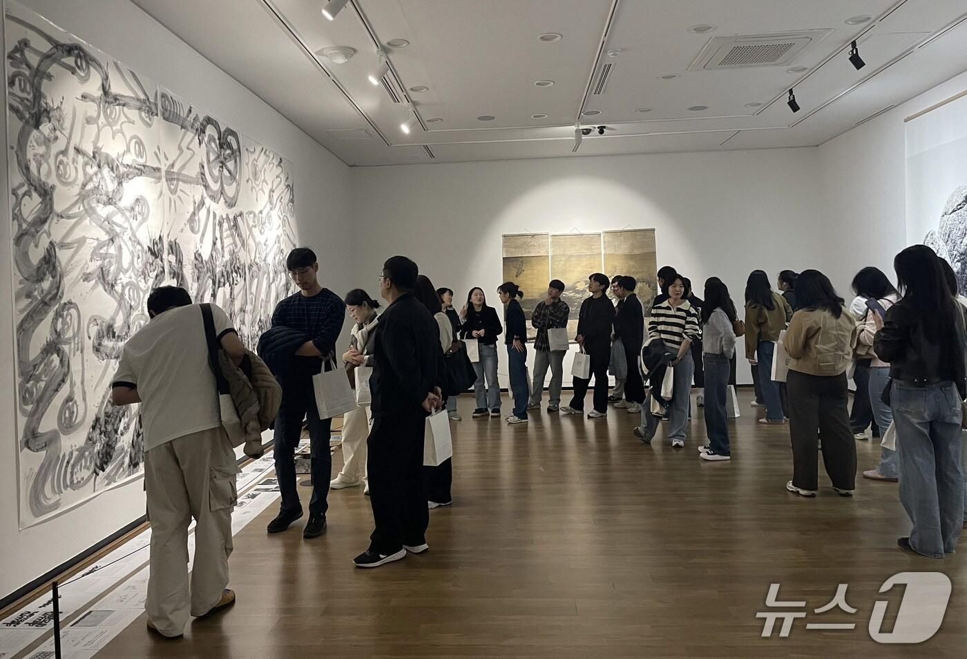 본문 이미지 - 전남국제수묵비엔날레 관람 모습.(전남도 제공. 재판매 및 DB금지) 2025.11.1/뉴스1