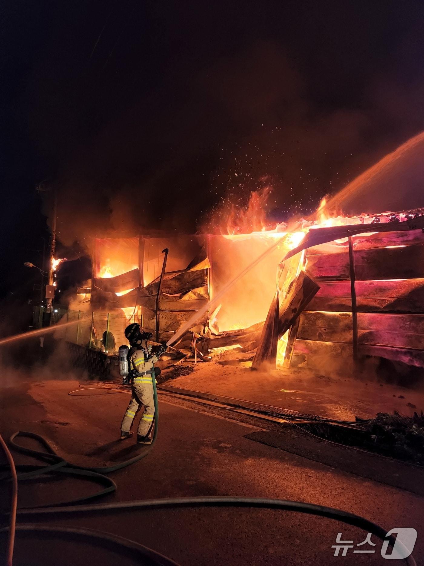 본문 이미지 - 경기 양주시 싱크대 제조업체 화재&#40;양주소방서 제공. 재판매 및 DB 금지&#41;/뉴스1