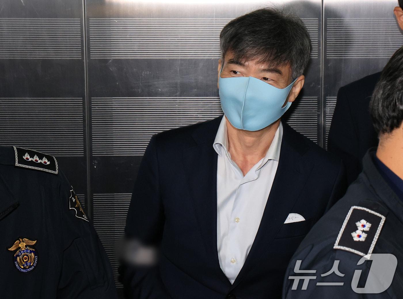 본문 이미지 - 임성근 전 해병대1사단장 구명 로비 의혹에 연루된 이종호 전 블랙펄인베스트 대표가 1일 서울 서초구 순직해병 특검 사무실에 피의자 신분으로 조사를 받기 위해 출석하고 있다. 2025.11.1/뉴스1 ⓒ News1 이호윤 기자