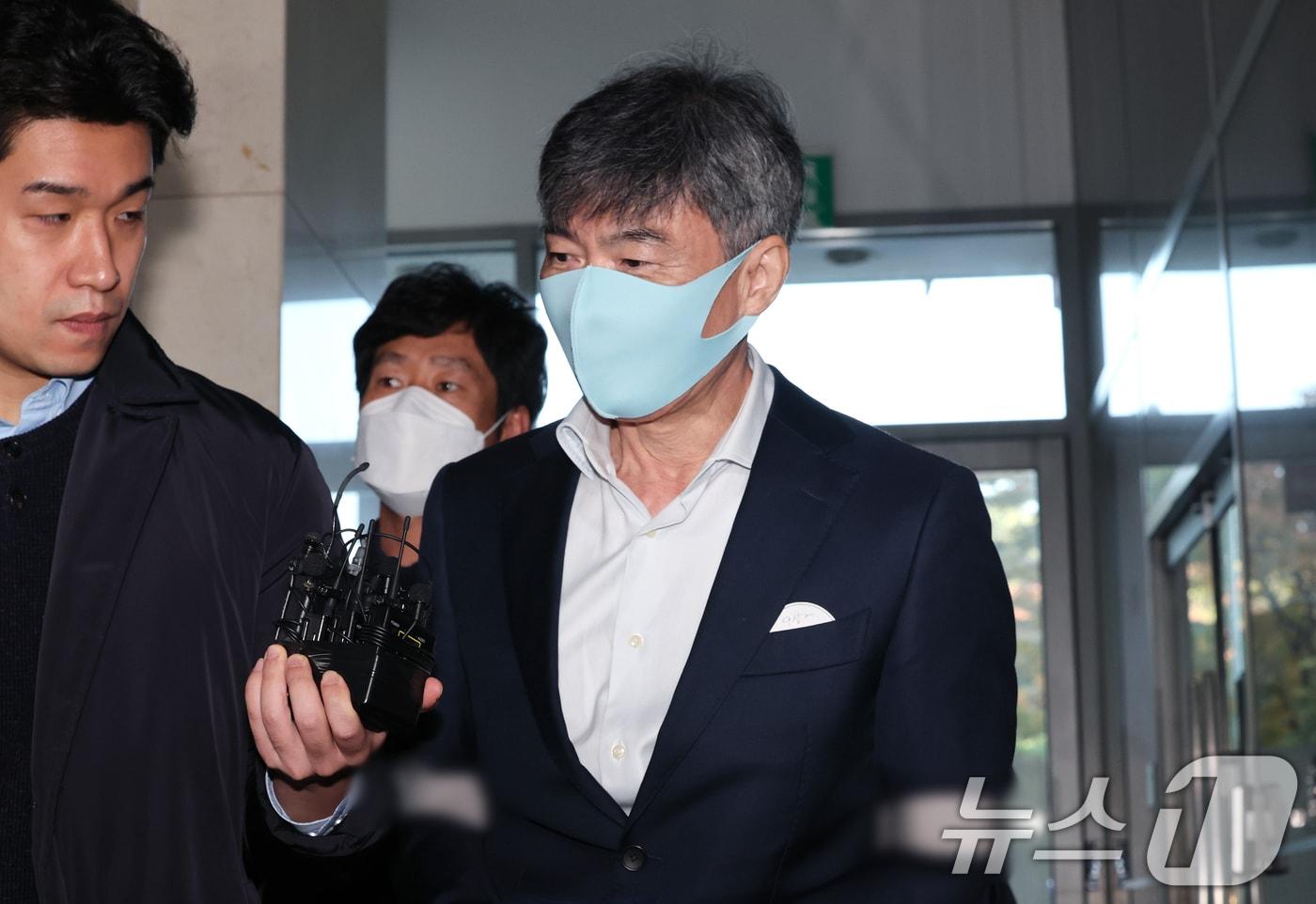 임성근 전 해병대1사단장 구명 로비 의혹에 연루된 이종호 전 블랙펄인베스트 대표가 1일 서울 서초구 순직해병 특검 사무실에 피의자 신분으로 조사를 받기 위해 출석하고 있다. 2025.11.1/뉴스1 ⓒ News1 이호윤 기자