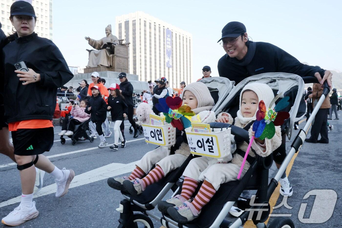 1일 오전 서울 광화문광장에서 열린 &#39;2025 서울 유아차 런&#40;Run&#41;&#39;에서 참가자들이 힘찬 출발을 하고 있다. 2025.11.1/뉴스1 ⓒ News1 이광호 기자