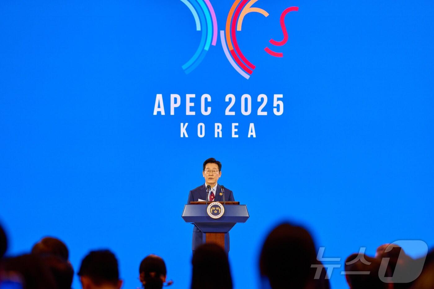 이재명 대통령이 지난 31일 경북 경주시 라한셀렉트호텔에서 열린 2025 아시아태평양경제협력체(APEC) 정상회의 만찬에서 환영사를 하고 있다. (대통령실 제공. 재판매 및 DB 금지) 2025.11.1/뉴스1 ⓒ News1 이재명 기자