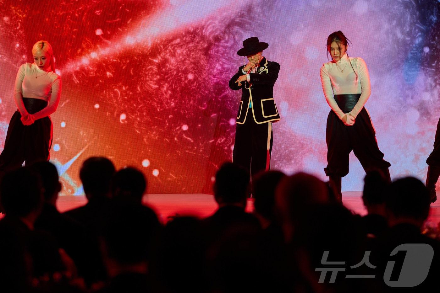 가수 지드래곤이 지난 31일 경북 경주시 라한셀렉트호텔에서 열린 2025 아시아태평양경제협력체&#40;APEC&#41; 정상회의 만찬에서 공연을 펼치고 있다. &#40;대통령실 제공. 재판매 및 DB 금지&#41; 2025.11.1/뉴스1 ⓒ News1 이재명 기자