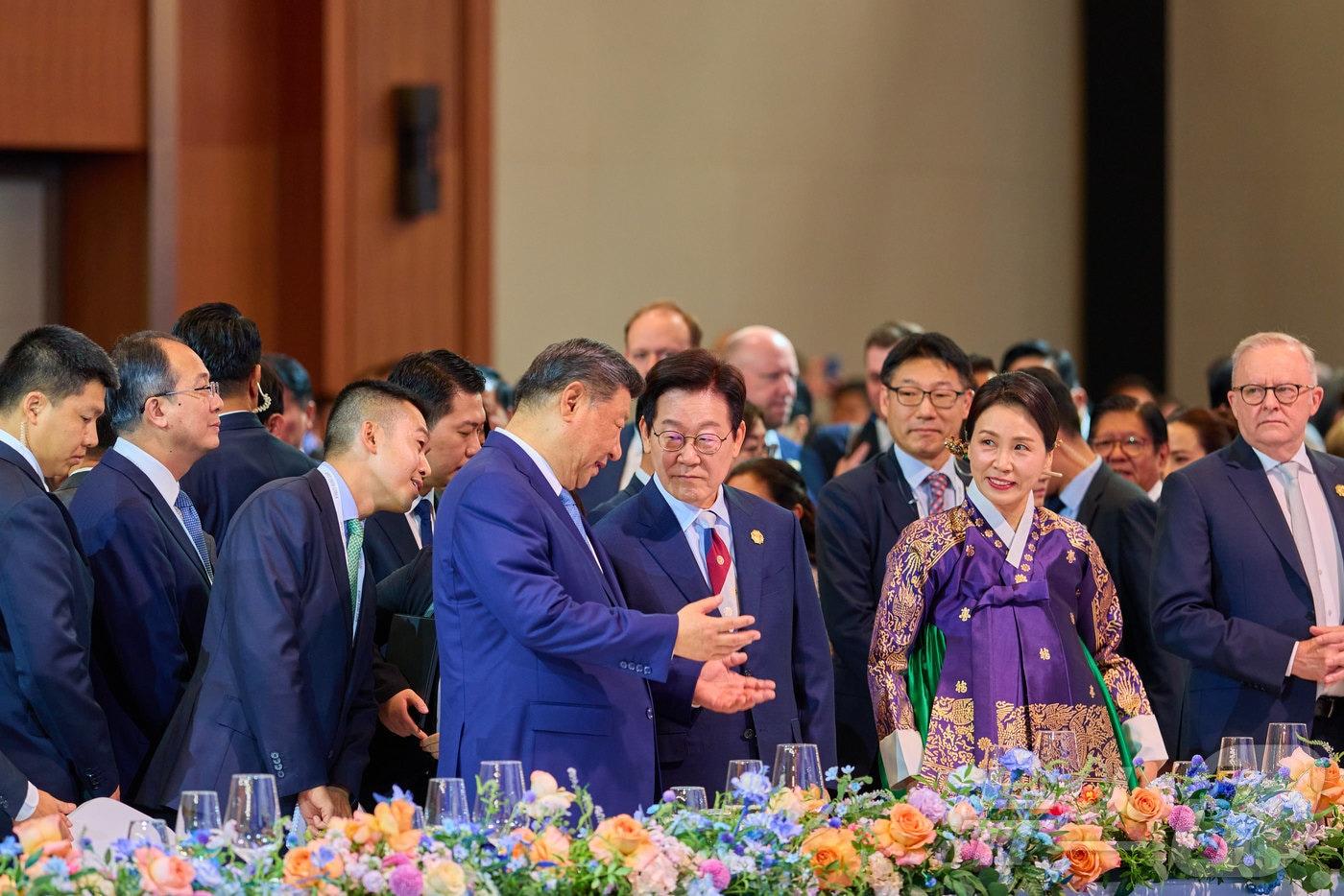 이재명 대통령과 시진핑 중국 국가주석이 지난 31일 경북 경주시 라한셀렉트호텔에서 열린 2025 아시아태평양경제협력체&#40;APEC&#41; 정상회의 만찬에서 대화를 하고 있다. &#40;대통령실 제공. 재판매 및 DB 금지&#41; 2025.11.1/뉴스1 ⓒ News1 이재명 기자