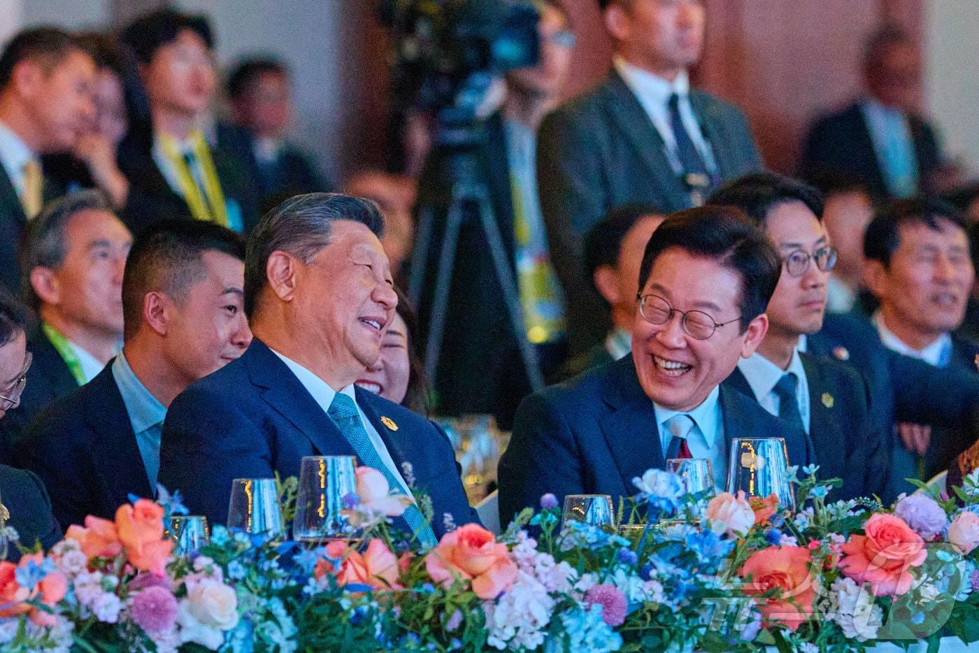 이재명 대통령과 시진핑 중국 국가주석이 지난 31일 경북 경주시 라한셀렉트호텔에서 열린 2025 아시아태평양경제협력체(APEC) 정상회의 만찬에서 대화를 하고 있다. (대통령실 제공. 재판매 및 DB 금지) 2025.11.1/뉴스1 ⓒ News1 이재명 기자