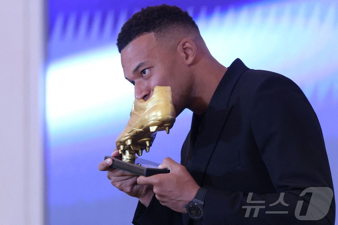  유럽 골든 부츠를 받은 킬리안 음바페(레알 마드리드). ⓒ AFP=뉴스1