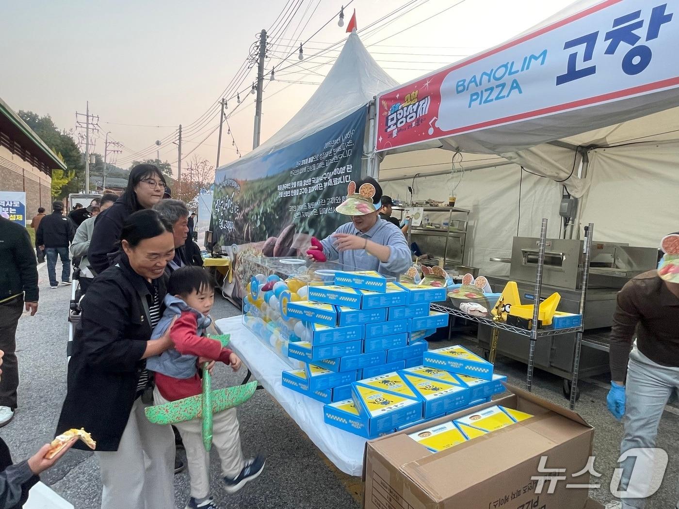 본문 이미지 - 전북 고창군이 제52회 고창 모양성제 기간 반올림피자와 함께 &#39;고창 고구마 피자&#39; 시식행사를 진행하고 있다.&#40;고창군제공. 재판매 및 DB금지&#41;2025.11.1/뉴스1