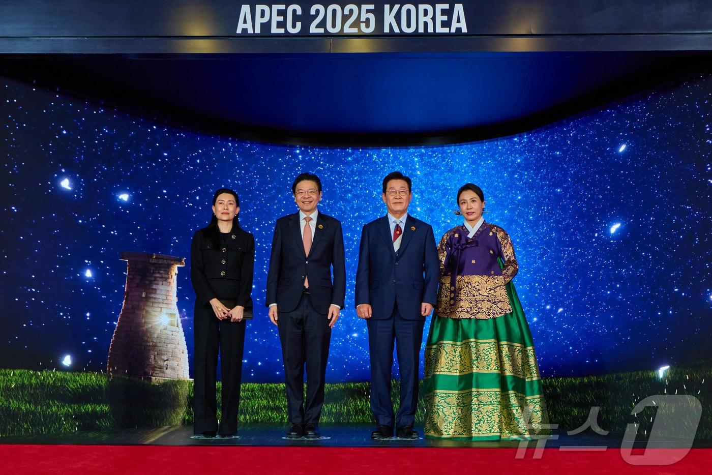 이재명 대통령과 김혜경 여사가 지난 31일 경북 경주시 라한셀렉트호텔에서 열린 2025 아시아태평양경제협력체(APEC) 정상회의 만찬에서 로런스 웡 싱가포르 총리와 루츠 루이 여사가 기념촬영을 하고 있다. (대통령실 제공. 재판매 및 DB 금지) 2025.11.1/뉴스1 ⓒ News1 이재명 기자