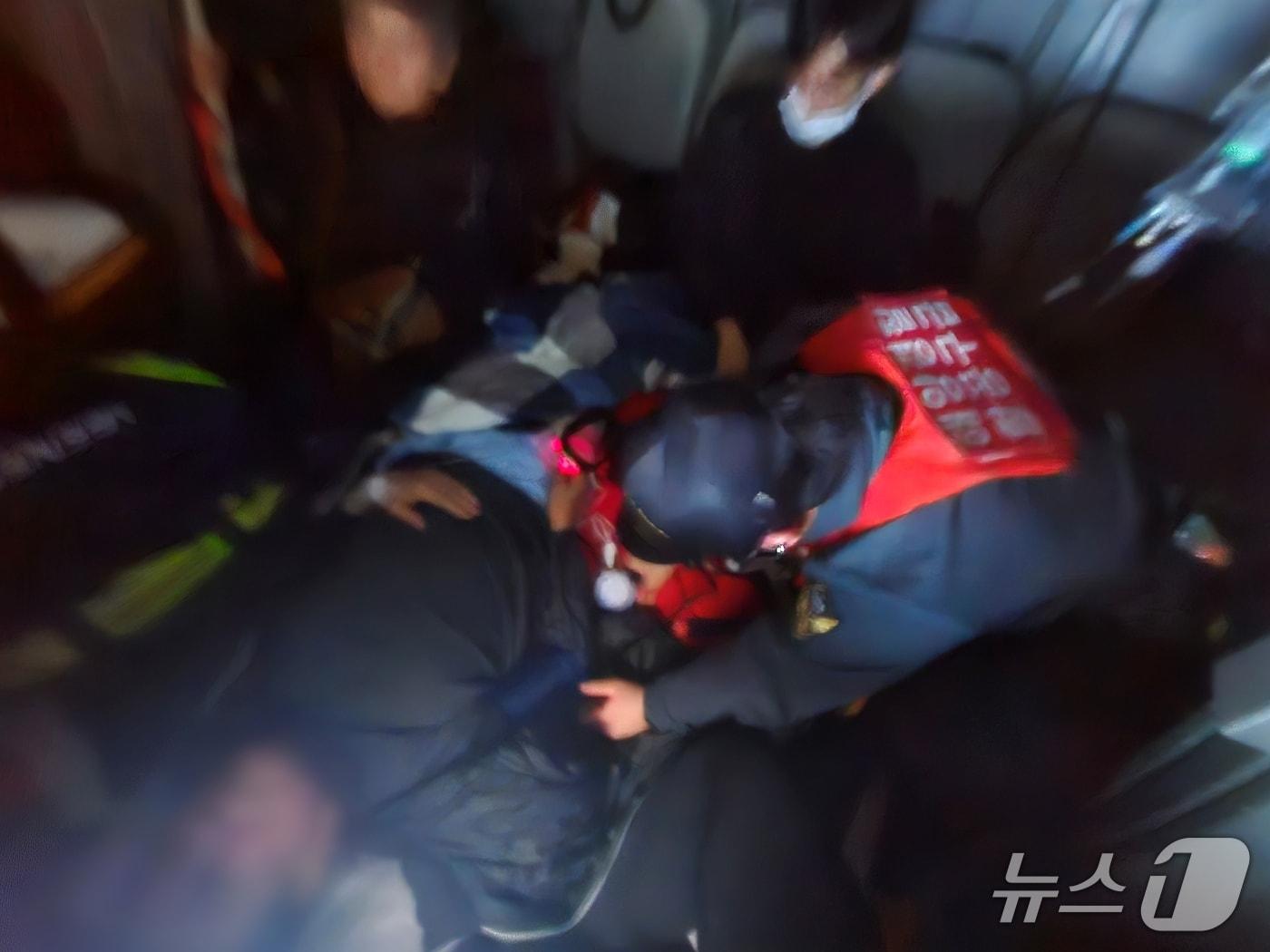 본문 이미지 - 강원 동해해양경찰청이 지난달 31일 밤 경북 울릉군에서 뇌출혈 응급환자인 80대 남성을 헬기에 태워 경북 포항으로 이송했다. (동해해양경찰청 제공. 재판매 및 DB금지) 2025.11.1/뉴스1