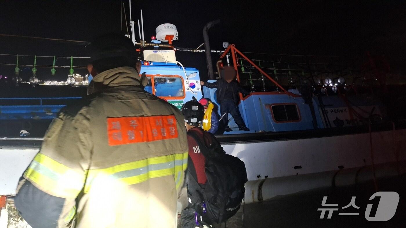  1일 제주소방안전본부는 이날 오전 1시 55분쯤 제주시 애월읍 고내리 고내포구 인근에서 선원과 관광객 11명이 승선한 낚시어선이 좌초했다는 신고를 받고 출동했다.