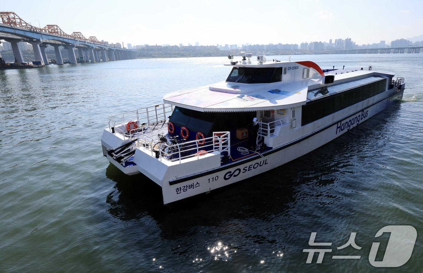 1일 서울 성동구 한강버스 뚝섬선착장으로 한강버스가 정박하고 있다. 한강버스는 지난 9월 정식 운영을 시작했지만 잦은 고장과 운항인력 숙련도 등 문제로 같은 달 29일 운항을 중단하고 한 달여간의 무승객 시범운항을 마친뒤 1일부터 운항을 재개한다. 2025.11.1/뉴스1 ⓒ News1 이호윤 기자