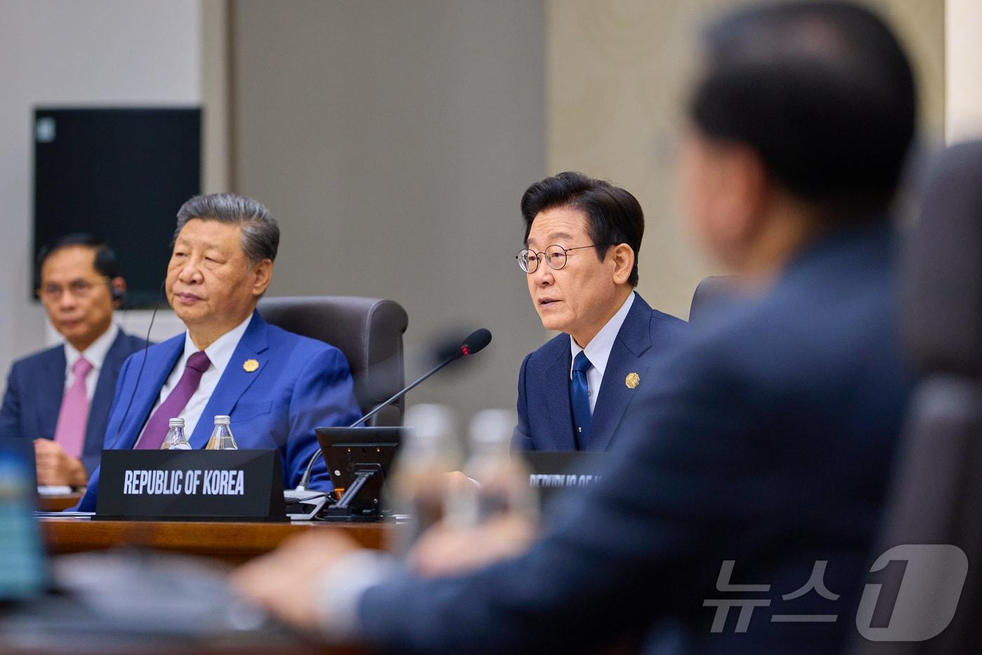 이재명 대통령이 1일 경북 경주시 화백컨벤션센터(HICO)에서 열린 2025 아시아태평양경제협력체(APEC) 정상회의 제2세션에서 개회사를 하고 있다. (대통령실 제공. 재판매 및 DB 금지) 2025.11.1/뉴스1 ⓒ News1 이재명 기자