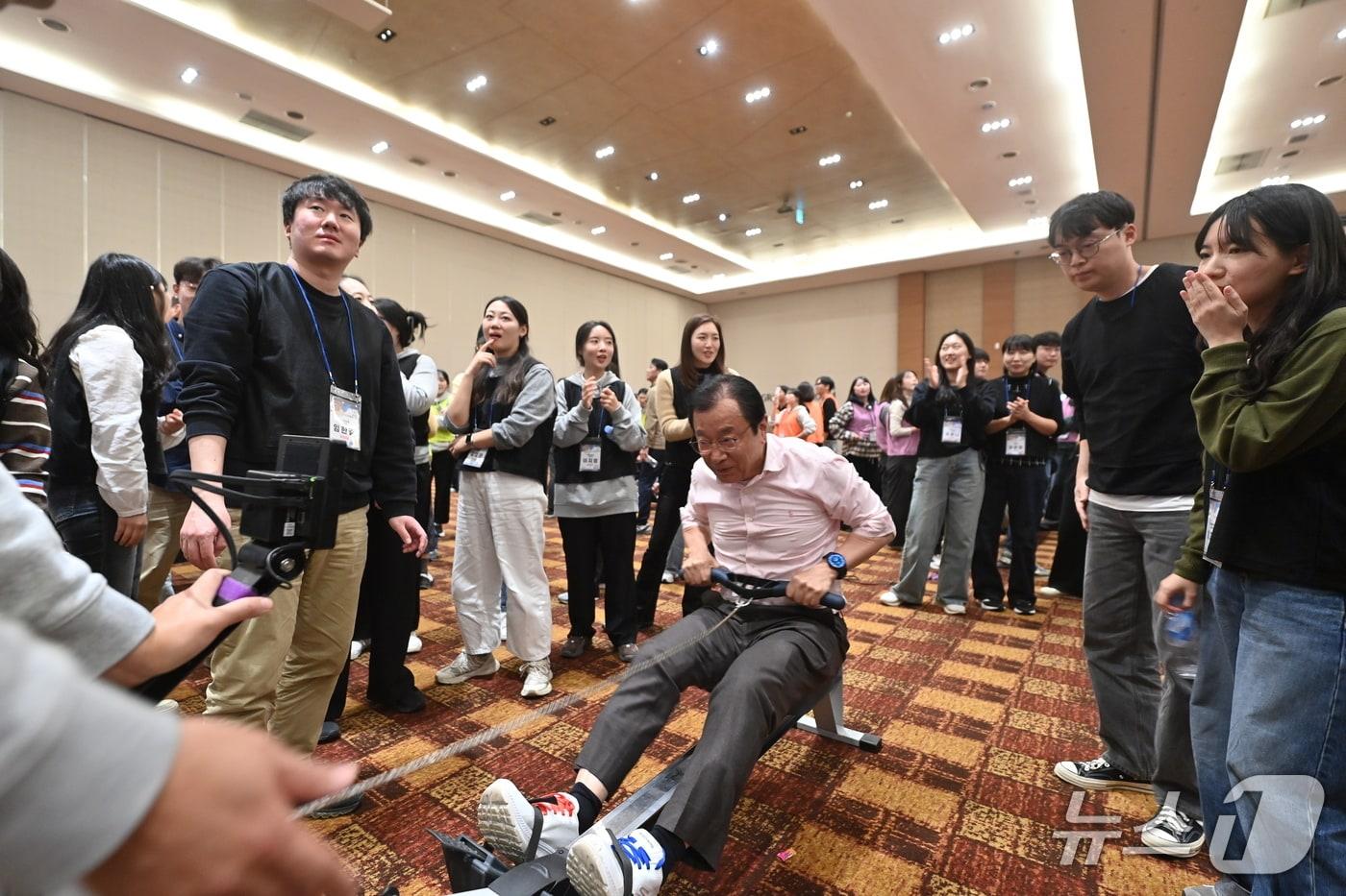 이현재 경기 하남시장이 지난달 30~31일 MZ 세대 공무원 대상 &#39;조직 활성화 교육&#39;에 참여해 직원들과 소통하고 있는 모습.&#40;하남시 제공. 재판매 및 DB 금지&#41;/뉴스1 