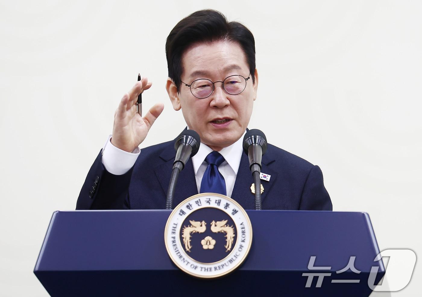 이재명 대통령이 2025 아시아태평양경제협력체&#40;APEC&#41; 정상회의 폐막일인 1일 오후 경북 경주화백컨벤션센터&#40;HICO&#41; 인근 국제미디어센터&#40;IMC&#41;에서 기자회견을 하고 있다. 2025.11.1/뉴스1 ⓒ News1 김민지 기자