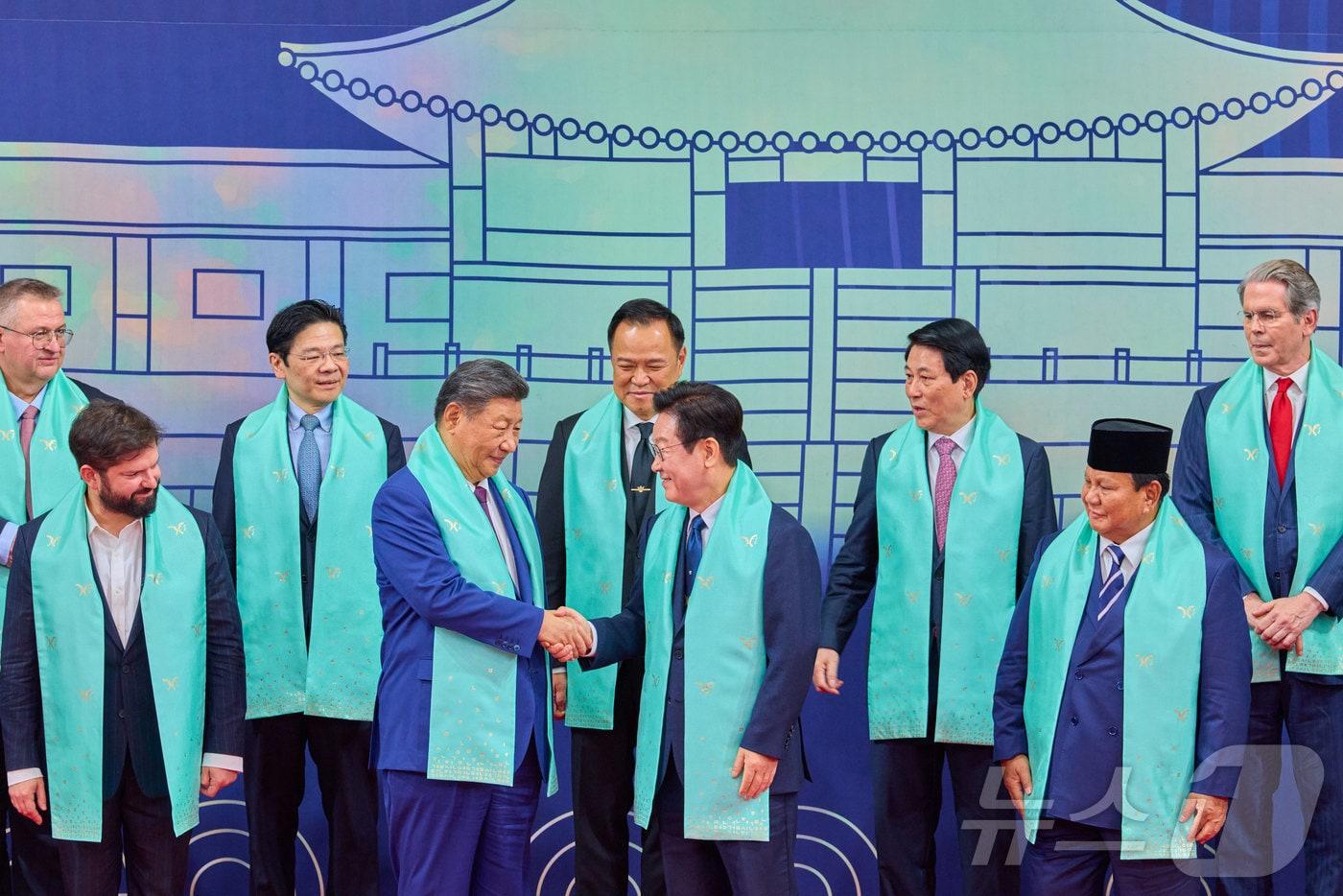 이재명 대통령과 시진핑 중국 국가주석이 1일 경북 경주시 화백컨벤션센터(HICO)에서 열린 2025 아시아태평양경제협력체(APEC) 정상회의 기념촬영을 마친 후 악수하고 있다. (대통령실 제공. 재판매 및 DB 금지) 2025.11.1/뉴스1 ⓒ News1 이재명 기자