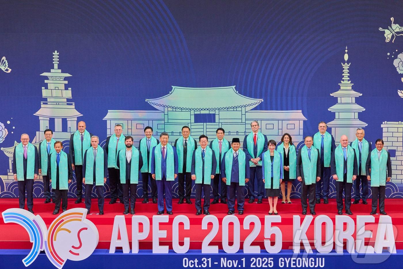 이재명 대통령이 1일 경북 경주시 화백컨벤션센터&#40;HICO&#41;에서 열린 2025 아시아태평양경제협력체&#40;APEC&#41; 정상회의를 마친 후 회원국 정상들과 기념촬영을 하고 있다. &#40;대통령실 제공. 재판매 및 DB 금지&#41; 2025.11.1/뉴스1 ⓒ News1 이재명 기자