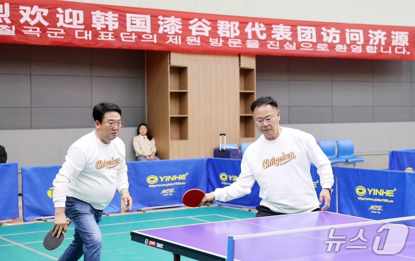 김재욱 칠곡군수와 이상승 칠곡군의회 의장이 지난 31일 중국 허난성 제원시 체육관에서 열린 자매도시 결연 10주년 기념 친선탁구 경기에서 친바오젠 제원시장, 오후이성 부시장 팀과 &#39;핑퐁 외교&#39;를 하고 있다. &#40;칠곡군 제공. 재판매 및 DB금지&#41;/뉴스1