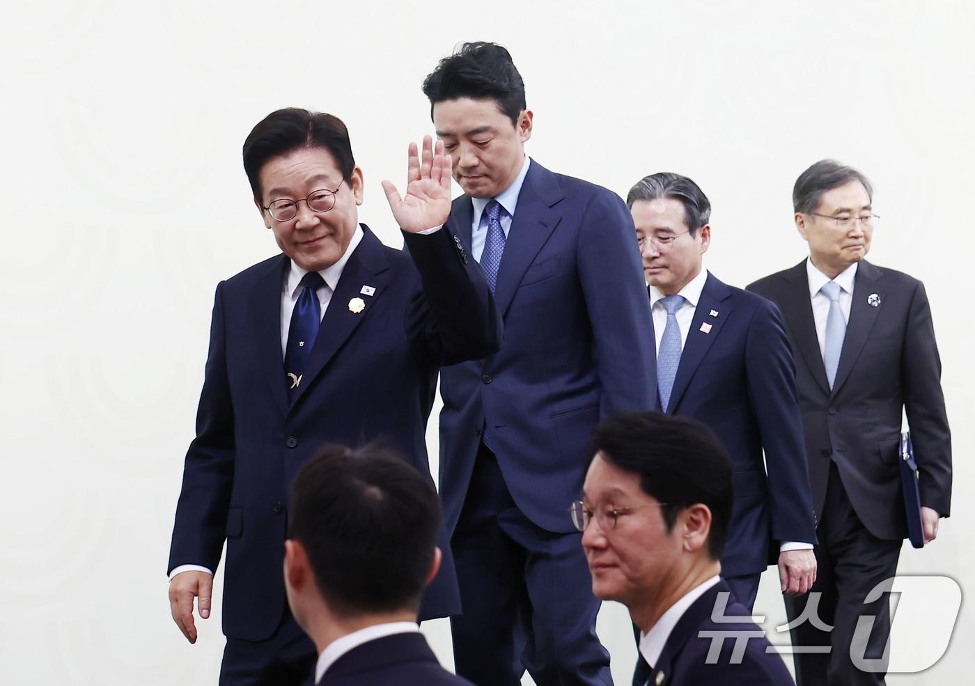 이재명 대통령이 2025 아시아태평양경제협력체(APEC) 정상회의 폐막일인 1일 오후 경북 경주화백컨벤션센터(HICO) 인근 국제미디어센터(IMC)에서 기자회견을 마치고 나서며 취재진들을 향해 인사하고 있다. 2025.11.1/뉴스1 ⓒ News1 김민지 기자