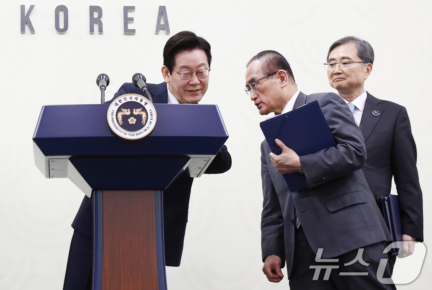 이재명 대통령이 2025 아시아태평양경제협력체(APEC) 정상회의 폐막일인 1일 오후 경북 경주화백컨벤션센터(HICO) 인근 국제미디어센터(IMC)에서 기자회견 도중 위성락 안보실장과 대화하고 있다. 2025.11.1/뉴스1 ⓒ News1 김민지 기자