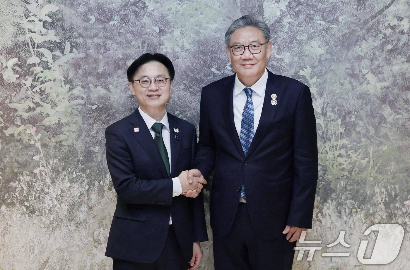 본문 이미지 - 김정관 산업통상부 장관과 왕 원타오 중국 상무부 부장이 1일 경북 경주시 소노캄호텔에서 가진 면담에 앞서 악수하고 있다. (산업통상자원부 제공. 재판매 및 DB 금지) 2025.11.1 ⓒ 뉴스1