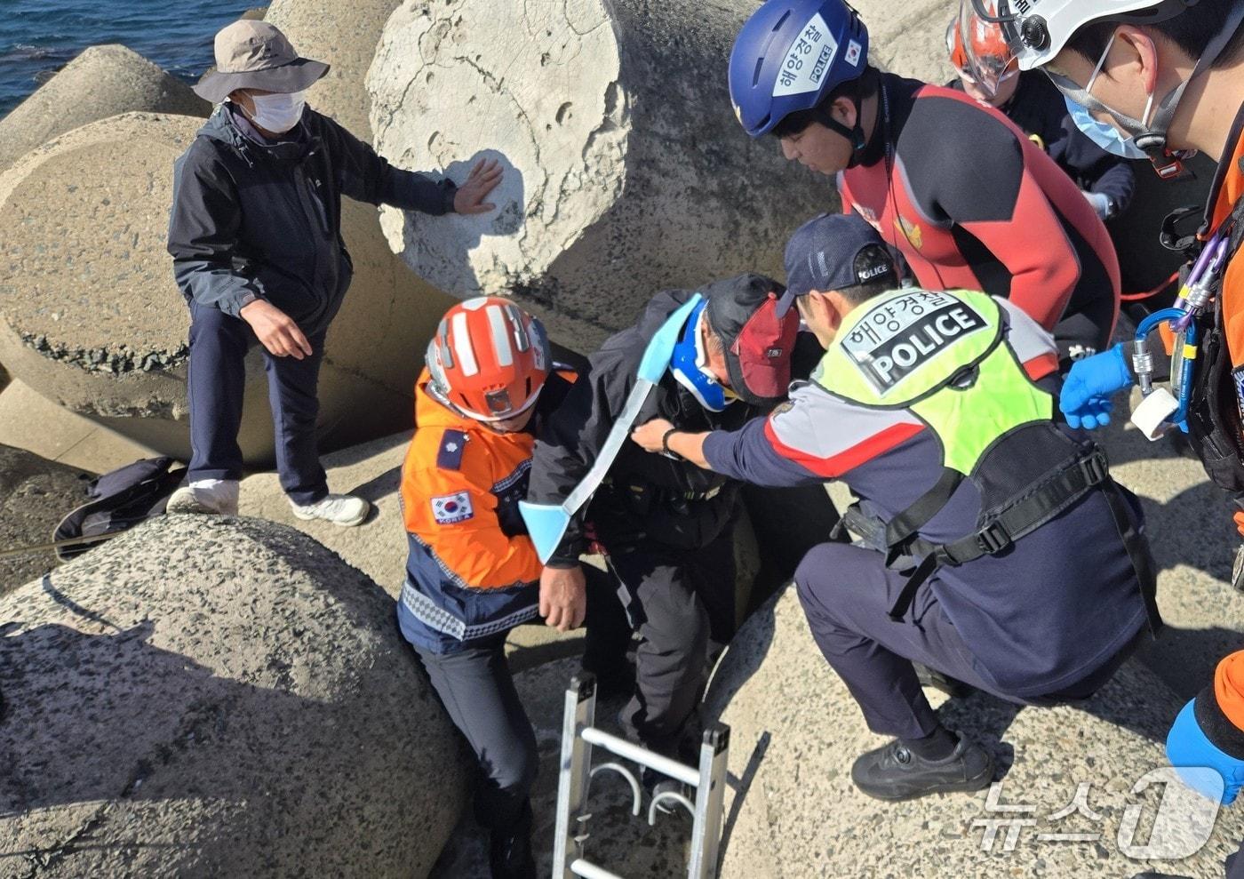 1일 오전 울산 동구방어진 테트라포드에서 추락한 60대 남성 A 씨를 울산해양경찰서와 소방당국이 구조하고 있다.&#40;울산해양경찰서 제공. 재판매 및 DB금지&#41;/뉴스1