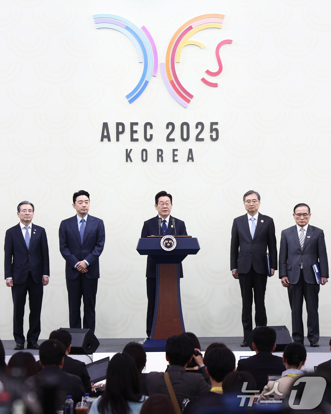 본문 이미지 - 이재명 대통령이 2025 아시아태평양경제협력체&#40;APEC&#41; 정상회의 폐막일인 1일 오후 경북 경주화백컨벤션센터&#40;HICO&#41; 인근 국제미디어센터&#40;IMC&#41;에서 기자회견을 하고 있다. 2025.11.1/뉴스1 ⓒ News1 김민지 기자