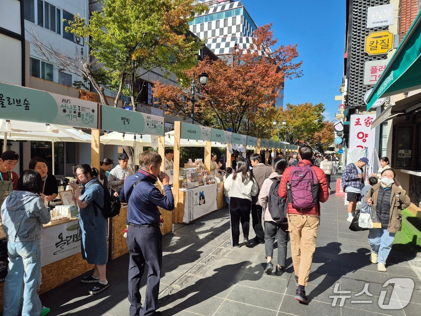 본문 이미지 - 1일 울산 중구 문화의 거리 일대에서 '2025 성남동커피페스티벌'이 개최된 가운데 시민들이 축제를 즐기고 있다. 2025.11.1/뉴스1ⓒ 뉴스1 박정현 기자