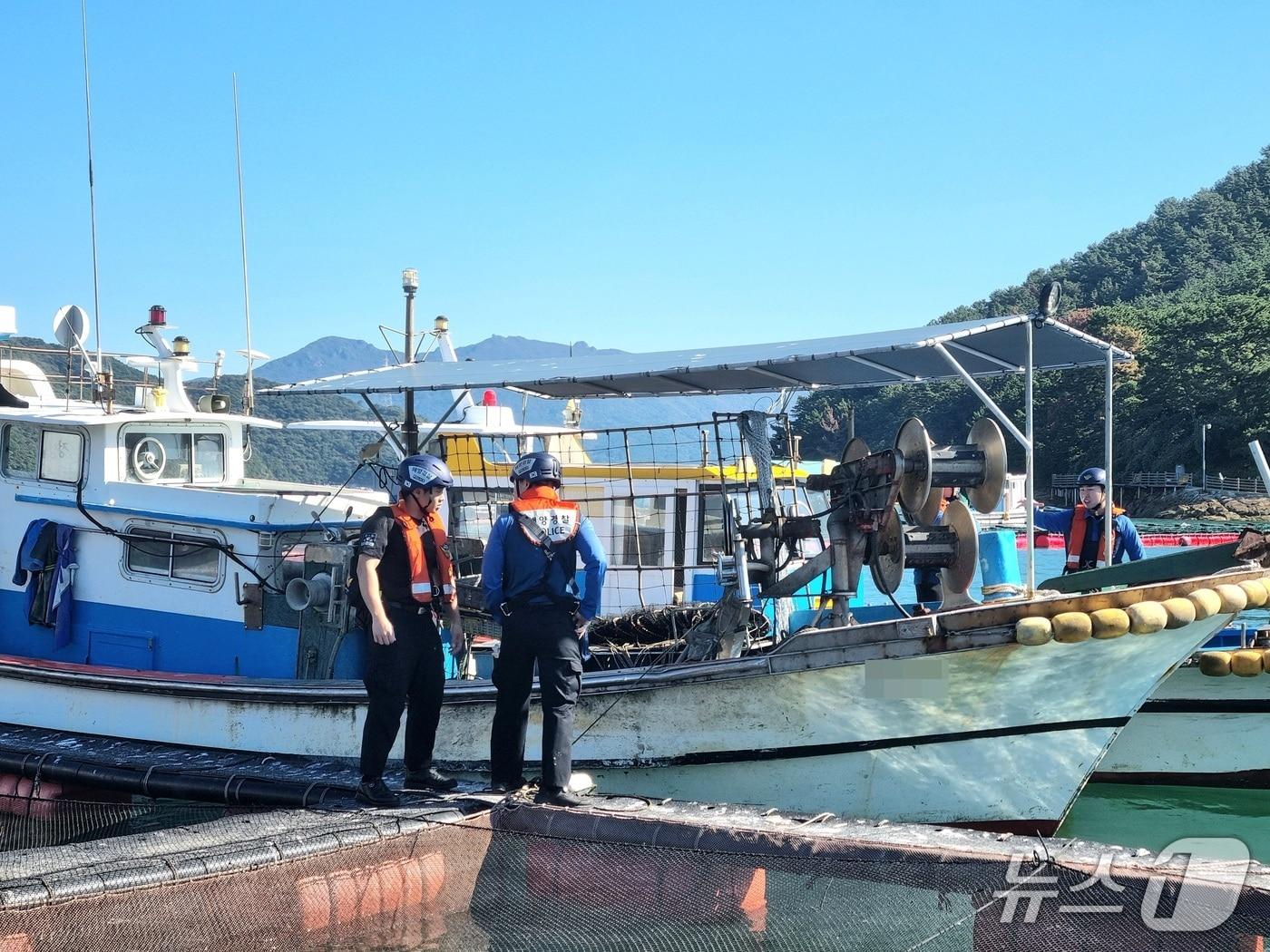 본문 이미지 - 충돌 사고 어선을 관리하고 있는 해경.(통영해경 제공. 재판매 및 DB금