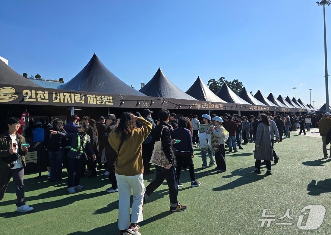 본문 이미지 - 미래 짜장면 코너에 몰린 축제 참가자들. 2025.11.1/뉴스1 ⓒ News1 유준상 기자