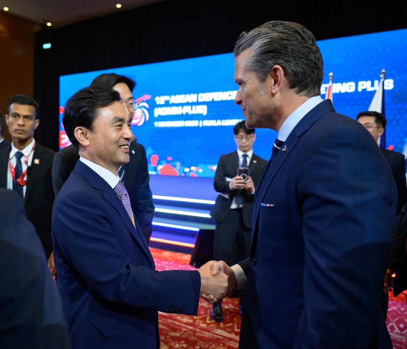 본문 이미지 - 안규백 국방부 장관이 1일 말레이시아 쿠알라룸푸르에서 열린 아세안 확대 국방장관회의&#40;ADMM-Plus&#41;에서 피트 헤그세스 미국 전쟁부 장관과 인사하고 있다.&#40;국방부 제공&#41;