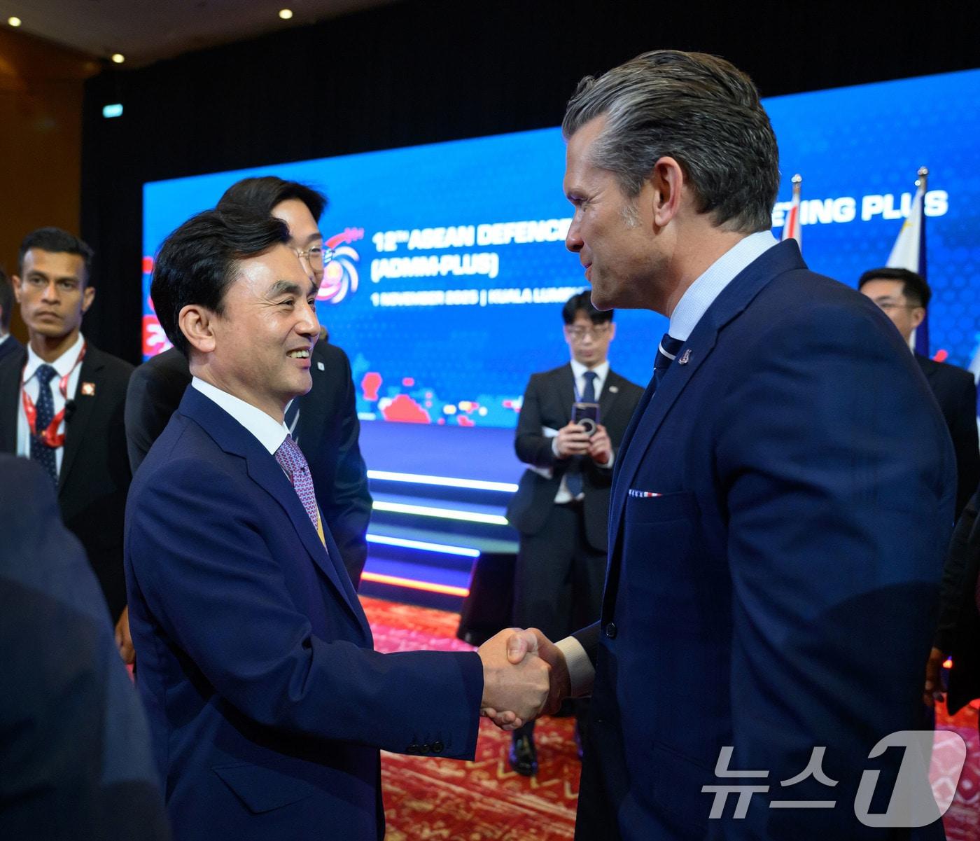 본문 이미지 - 안규백 국방장관과 피트 헤그세스 미국 국방부&#40;전쟁부&#41; 장관이 지난 1일 말레이시아 쿠알라룸푸르에서 개최된 아세안확대국방장관회의&#40;ADMM-PLUS&#41;에서 만나 악수하고 있다. &#40;국방부 제공. 재판매 및 DB 금지&#41; 2025.11.1/뉴스1