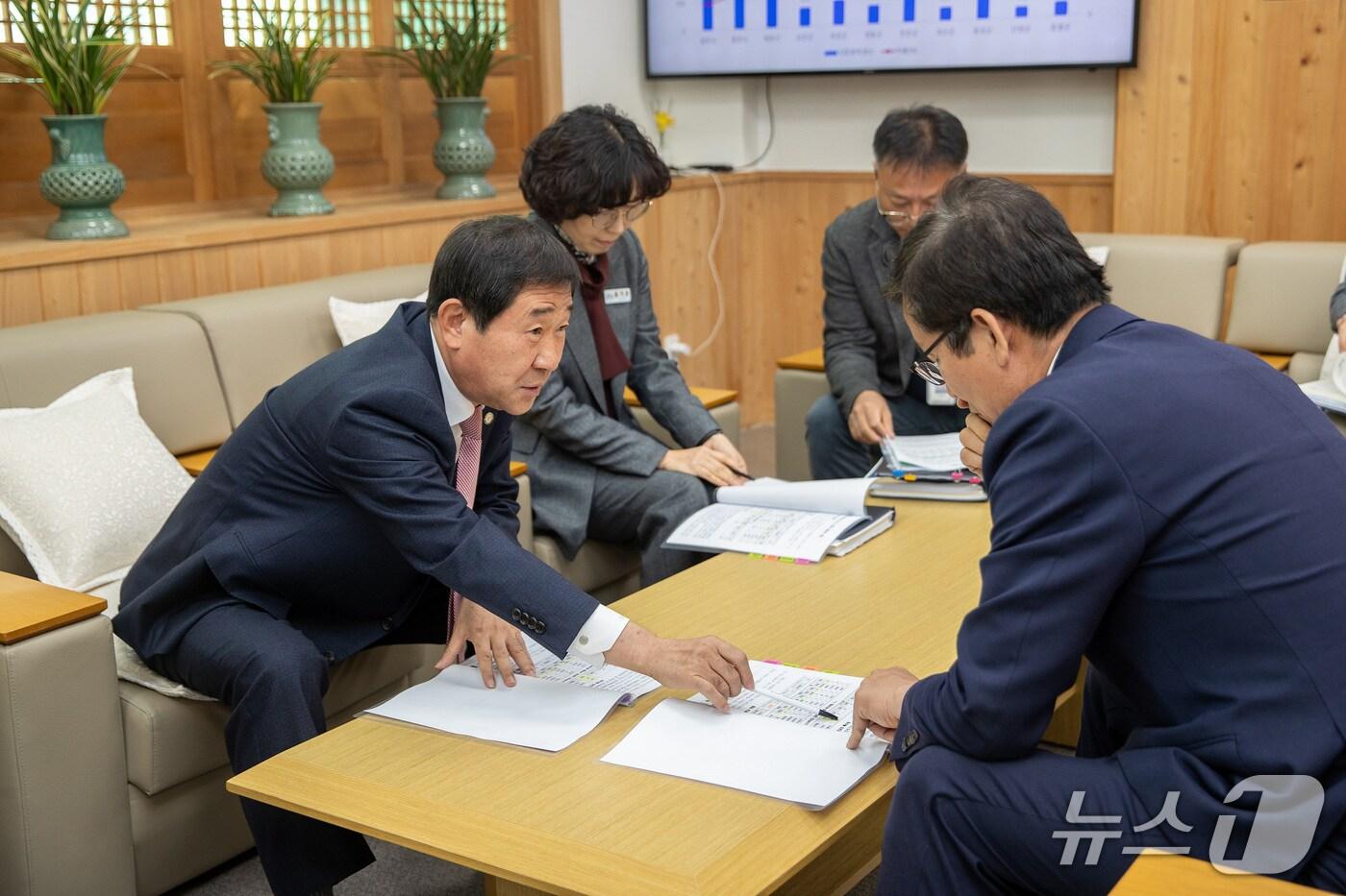 이재영 충북 증평군수가 지난 2023년 11월 윤건영 충북교육감을 만나 지역 교육 관련 현안을 설명하는 모습. (증평군 제공, 재판매 및 DB금지)/뉴스1