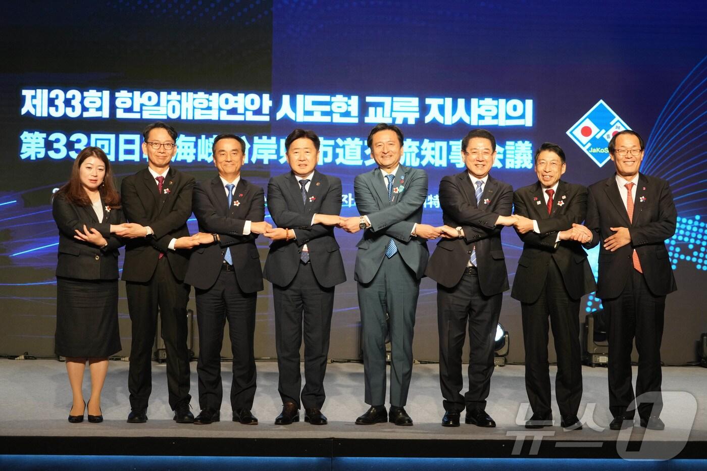 김영록 전라남도지사가 1일 제주특별자치도 신라호텔에서 열린 ‘제33회 한·일해협연안 시도현 교류 지사회의’를 마치고 참석자들과 기념촬영을 하고 있다.(전남도 제공. 재판매 및 DB금지)2025.11.1/뉴스1