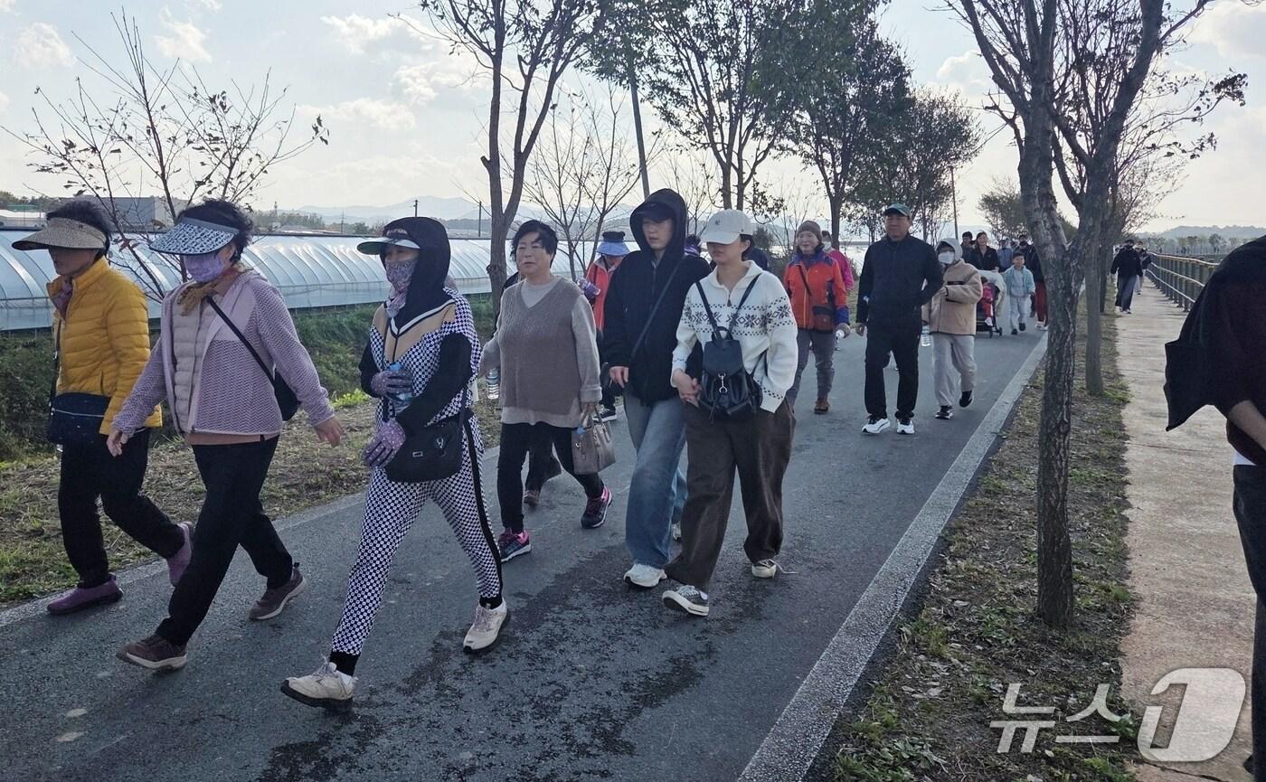 충북 진천군 덕산청년회(회장 이호명)는 '3회 한천천 탐방 축제'를 덕산읍 구말문화센터 광장과 한천 탐방로에서 개최했다.(진천군 제공, 재판매 및 DB금지)/뉴스1