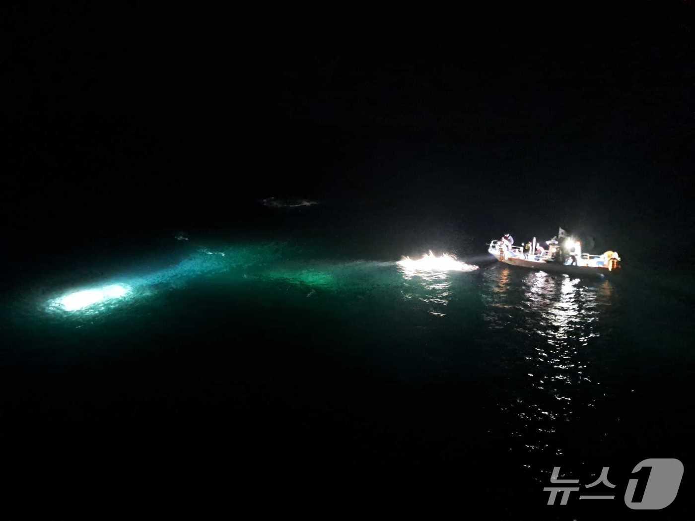 본문 이미지 - 지난달 31일 오후 9시 23분쯤 강원 강릉시 강동면 심곡항 주변에서한 남성이 숨진 채 발견됐다. &#40;강원도소방본부 제공. 재판매 및 DB금지&#41; 2025.11.1/뉴스1