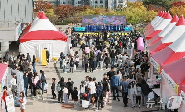 본문 이미지 - 1일 전북교육청 야외마당과 별관에서 ‘2025년 전북 학부모 한마당’이 개최됐다.&#40;전북교육청 제공, 재판매 및 DB 금지&#41;/뉴스1